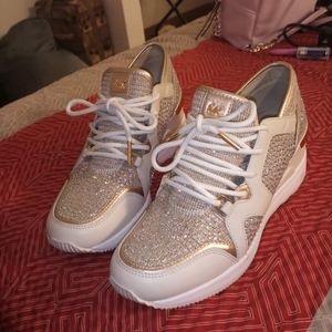 Woman's Tennis shoes